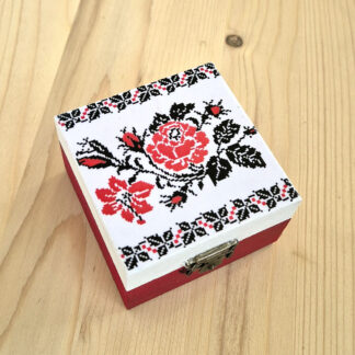 Cutie decorativa patrata din lemn cu model traditional