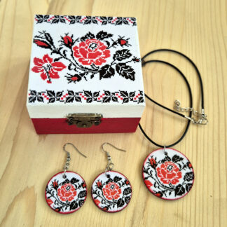 Set cadou cutie si bijuterii din lemn cu model traditional