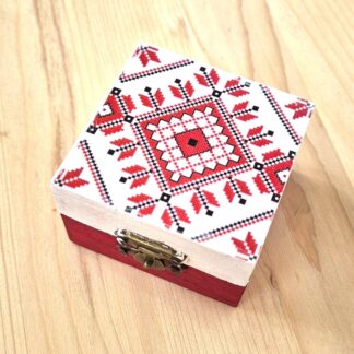 Cutie decorativa patrata din lemn cu model traditional 132126